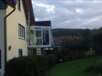 Vorgesetzter Balkon mit Wintergarten, Kunststoffdielen und Rohrgelnder aus Edelstahl