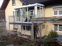 Vorgesetzter Balkon mit Wintergarten, Kunststoffdielen und Rohrgelnder aus Edelstahl